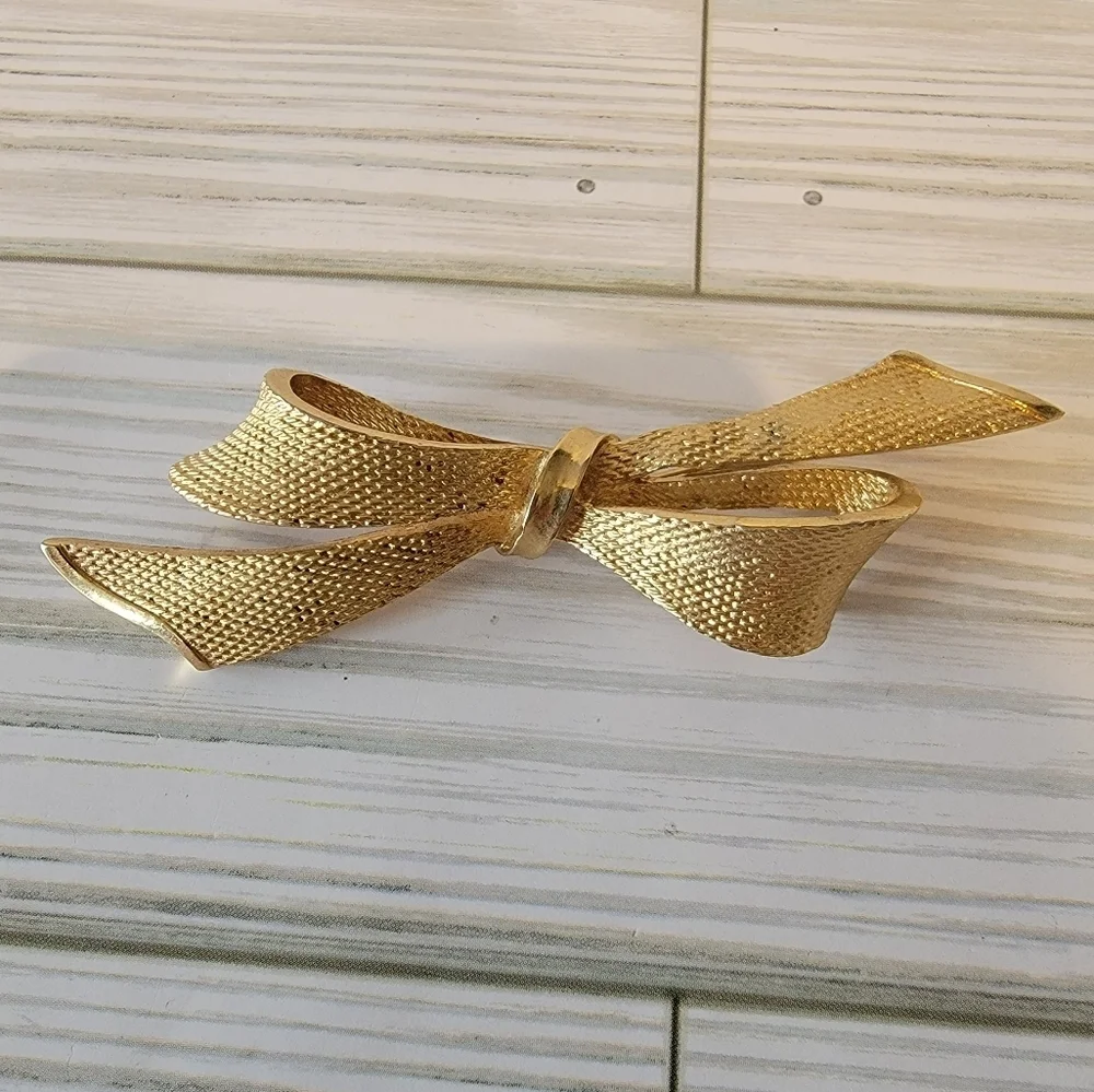 Vintage Coro Pegasus Gold Tone Textured Bow Ribbon Brooch Pin